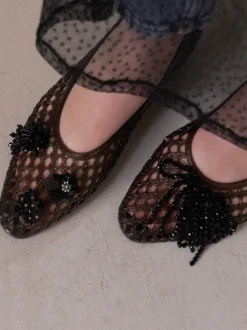 Sandales plates d'été pour femmes en PVC à bout rond et découpes.