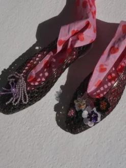 Sandales plates d'été pour femmes en PVC à bout rond et découpes.