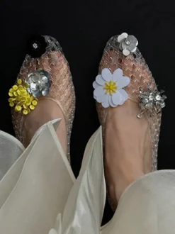 Sandales plates d'été pour femmes en PVC à bout rond et découpes.
