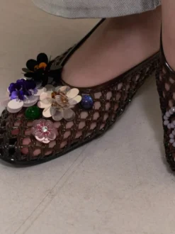 Sandales plates d'été pour femmes en PVC à bout rond et découpes.