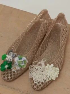 Sandales plates d'été pour femmes en PVC à bout rond et découpes.