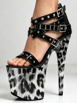 Sandales sexy à talons hauts croisés ornées de perles léopard et de détails à boucle perlée.