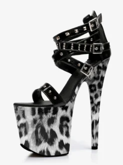 Sandales sexy à talons hauts croisés ornées de perles léopard et de détails à boucle perlée.