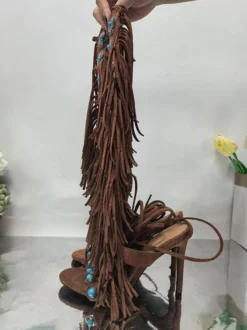 Sandales style gladiateur bohème pour femmes bout ouvert en daim perles talons hauts avec pompons