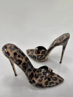 Sandales à talons aiguilles léopard bout ouvert sans talon.