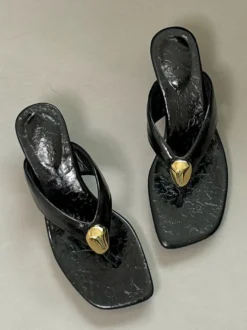 Sandales à talons compensés et détails métalliques pour femmes
