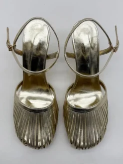 Sandales à talons hauts dorées à bout rond et talon aiguille découpé