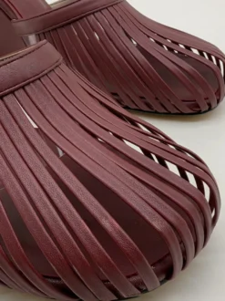 Sandales à talons hauts dorées à bout rond et talon aiguille découpé