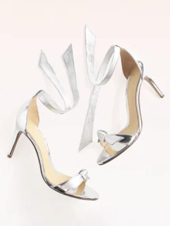 Sandales à talons hauts métallisées à bout ouvert et nœud pour femmes idéales pour les bals de fin d'année.