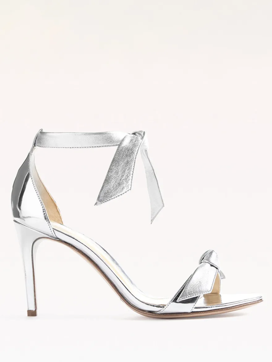 Sandales à talons hauts métallisées à bout ouvert et nœud pour femmes idéales pour les bals de fin d'année.