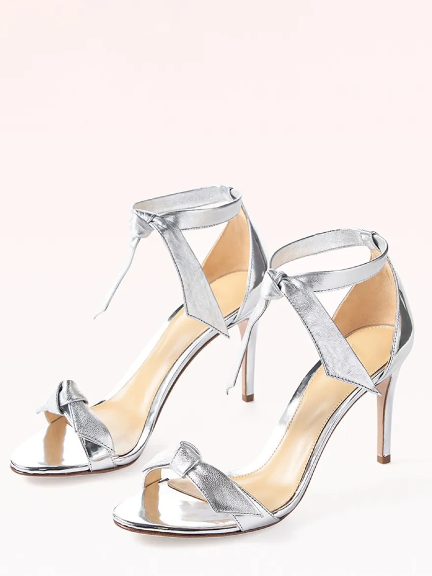Sandales à talons hauts métallisées à bout ouvert et nœud pour femmes idéales pour les bals de fin d'année.