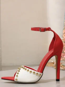 Sandales à talons hauts rouges à bout ouvert et rivets