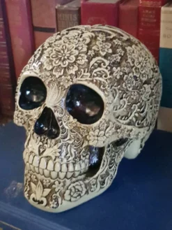 Sculpture de crâne florale d'Halloween en résine décoration gothique pour bar pièce maîtresse