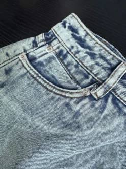 Short en jean taille haute à franges brutes jambes larges coupe trapèze.