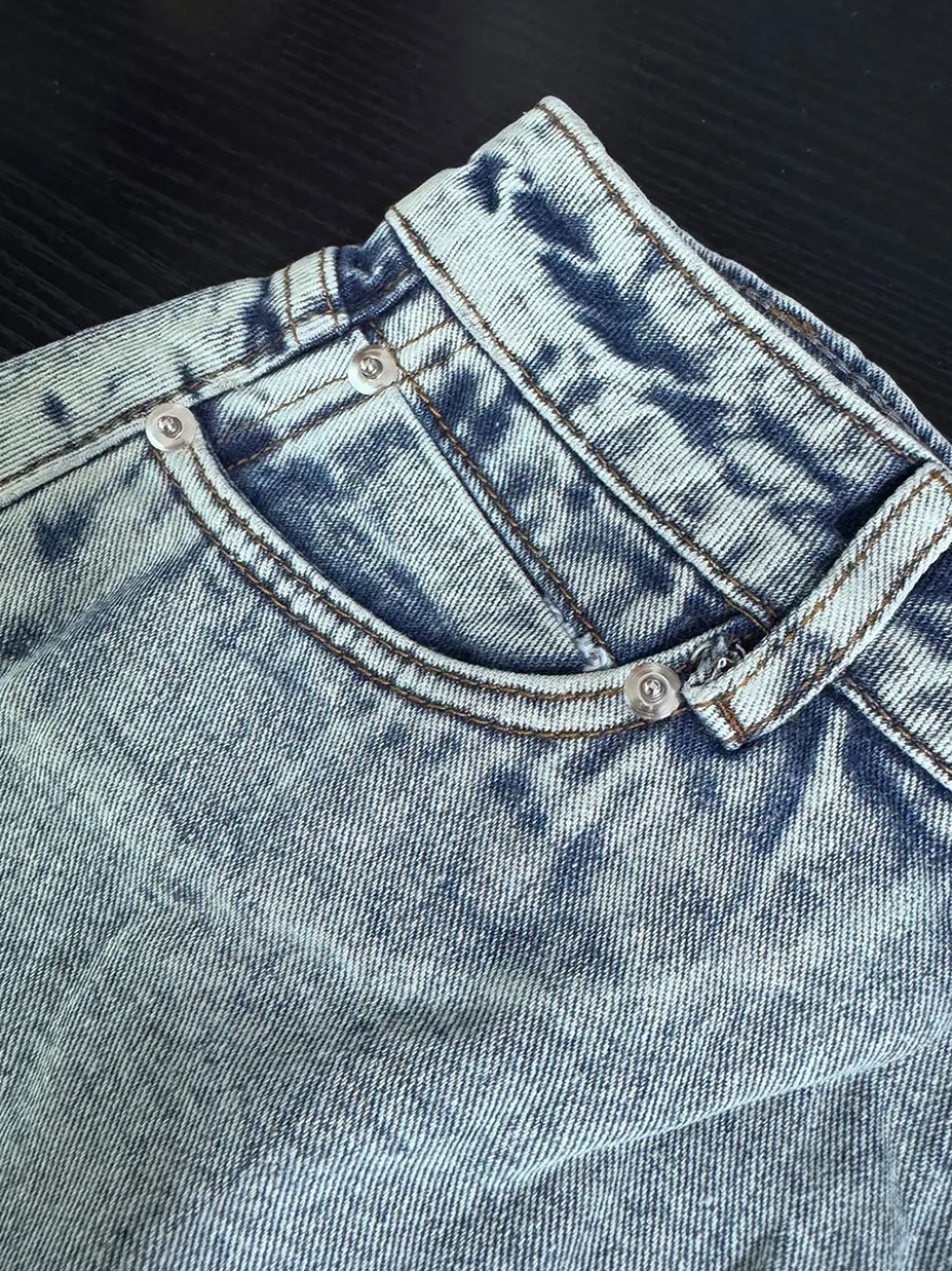 Short en jean taille haute à franges brutes jambes larges coupe trapèze.