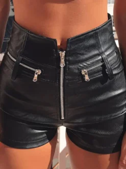 Short taille haute en similicuir fermeture éclair sur le devant poches multiples zippées coupe slim style décontracté.