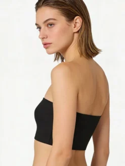 Soutien-gorge bandeau sans bretelles couleur chair sans coutures. Sous-vêtements