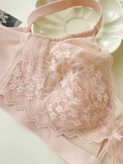 Soutien-gorge triangle en dentelle florale sans armatures disponible en 3 couleurs