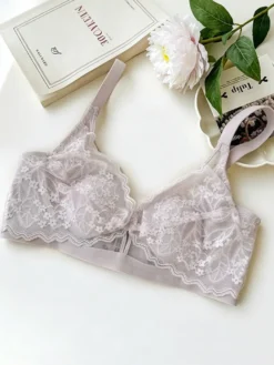 Soutien-gorge triangle en dentelle florale sans armatures disponible en 3 couleurs