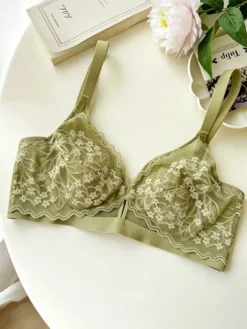 Soutien-gorge triangle en dentelle florale sans armatures disponible en 3 couleurs
