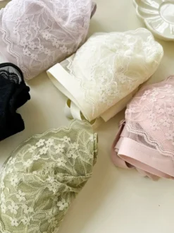 Soutien-gorge triangle en dentelle florale sans armatures disponible en 3 couleurs
