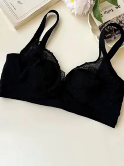 Soutien-gorge triangle en dentelle florale sans armatures disponible en 3 couleurs