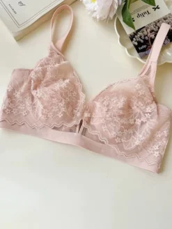Soutien-gorge triangle en dentelle florale sans armatures disponible en 3 couleurs