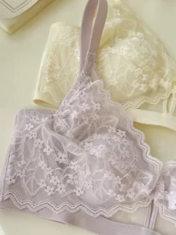 Soutien-gorge triangle en dentelle florale sans armatures disponible en 3 couleurs