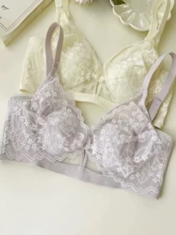 Soutien-gorge triangle en dentelle florale sans armatures disponible en 3 couleurs