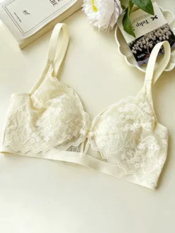 Soutien-gorge triangle en dentelle florale sans armatures disponible en 3 couleurs