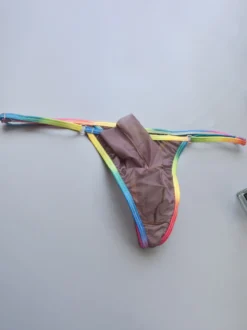 String pour homme avec ceinture arc-en-ciel poche séparée et tissu transparent en maille.