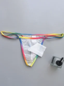 String pour homme avec ceinture arc-en-ciel poche séparée et tissu transparent en maille.