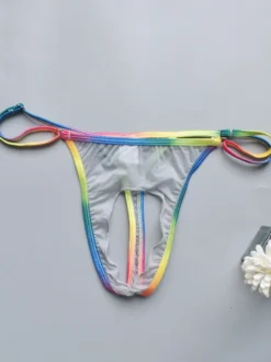 String pour homme avec ceinture arc-en-ciel ajourée en maille transparente.