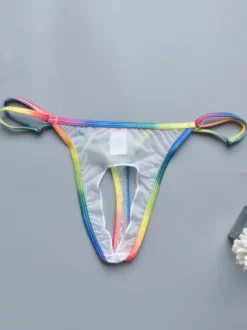 String pour homme avec ceinture arc-en-ciel ajourée en maille transparente.