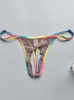String pour homme avec ceinture arc-en-ciel ajourée en maille transparente.