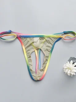 String pour homme avec ceinture arc-en-ciel ajourée en maille transparente.