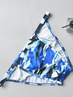 String pour homme en soie glacée à imprimé camouflage