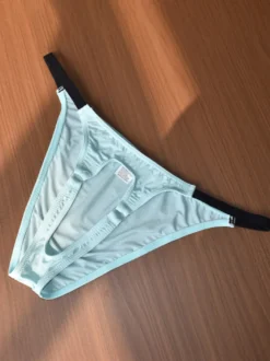 String pour homme en soie glacée ouvert sur le devant avec ceinture élastique noire