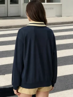 Sweat-shirt polo vintage à rayures col et demi-zip style oversize.