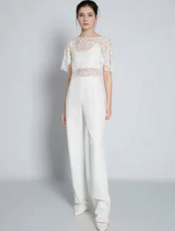 Tenue de mariée deux pièces haut en dentelle dos en V décoré des boutons pantalon en crêpe élastique