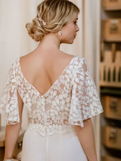 Tenue de mariée deux pièces haut en dentelle dos en V décoré des boutons pantalon en crêpe élastique
