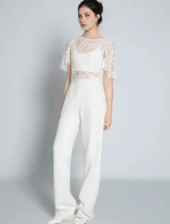 Tenue de mariée deux pièces haut en dentelle dos en V décoré des boutons pantalon en crêpe élastique