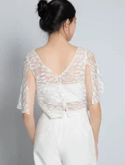 Tenue de mariée deux pièces haut en dentelle dos en V décoré des boutons pantalon en crêpe élastique