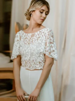 Tenue de mariée deux pièces haut en dentelle dos en V décoré des boutons pantalon en crêpe élastique