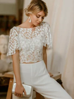 Tenue de mariée deux pièces haut en dentelle dos en V décoré des boutons pantalon en crêpe élastique