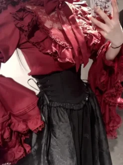 Tenues gothiques Lolita en dentelle à volants chemisier à manches longues et jupe noire ensemble deux pièces