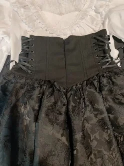 Tenues gothiques Lolita en dentelle à volants chemisier à manches longues et jupe noire ensemble deux pièces