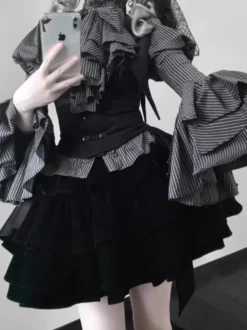 Tenues gothiques Lolita à rayures chemisier à volants gilet et jupe noire costume trois pièces