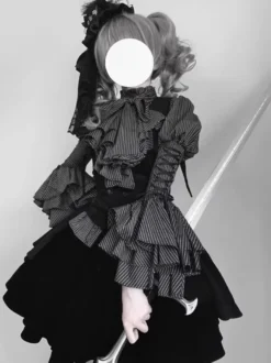 Tenues gothiques Lolita à rayures chemisier à volants gilet et jupe noire costume trois pièces