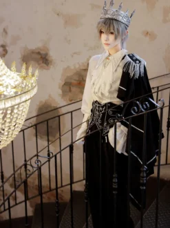 Tenues Ouji Lolita Gothique : cape à manches longues haut blanc ceinture noire et pantalon